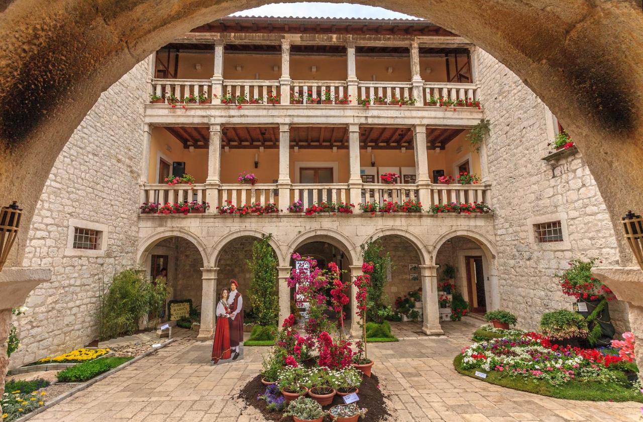 Villa Elysium - Beautiful Family House With Heated Pool Kaštela エクステリア 写真