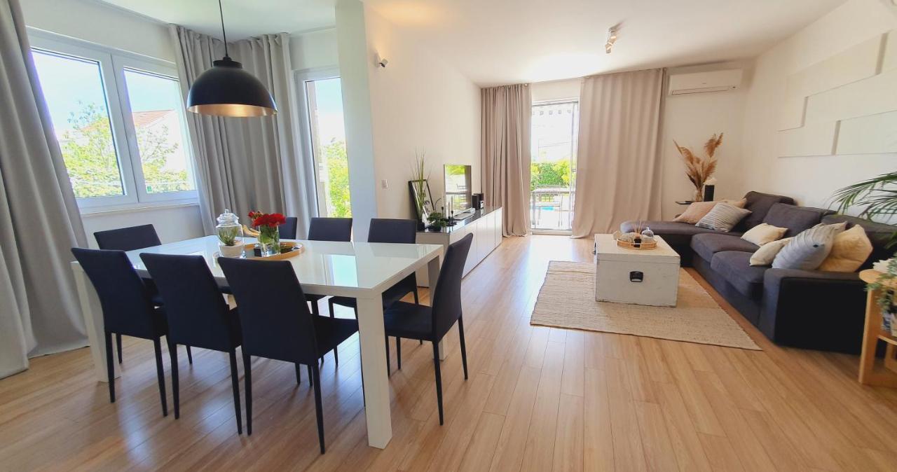 Villa Elysium - Beautiful Family House With Heated Pool Kaštela エクステリア 写真