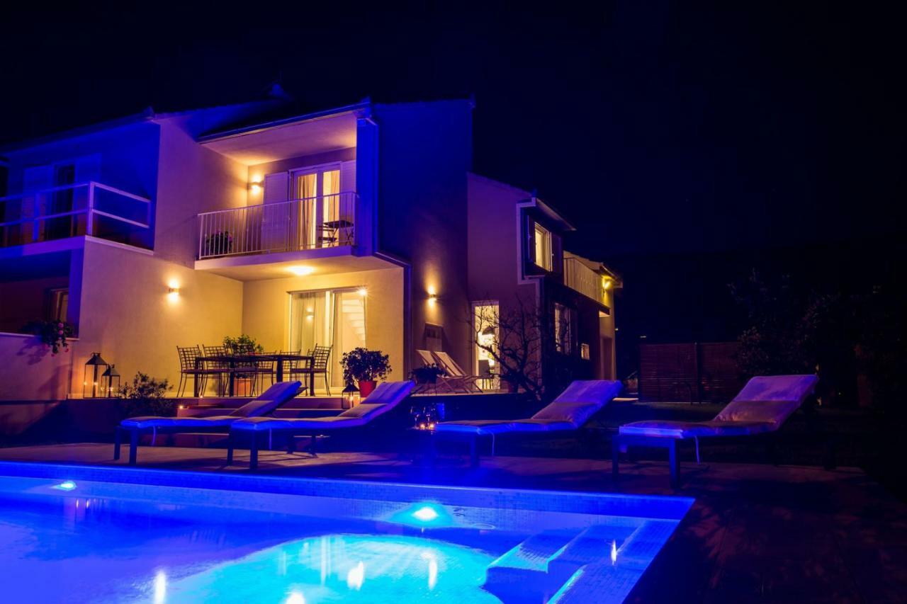 Villa Elysium - Beautiful Family House With Heated Pool Kaštela エクステリア 写真