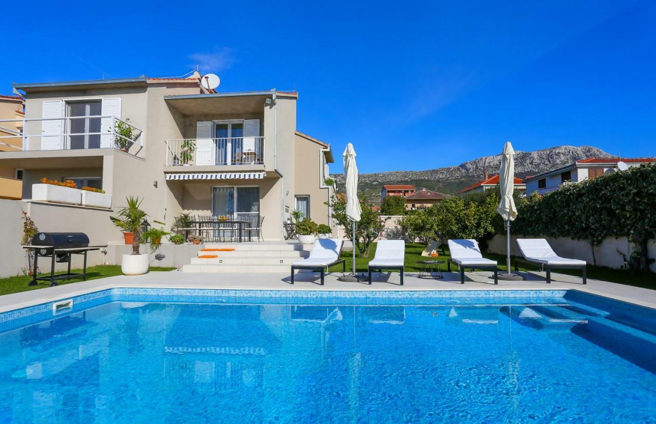 Villa Elysium - Beautiful Family House With Heated Pool Kaštela エクステリア 写真