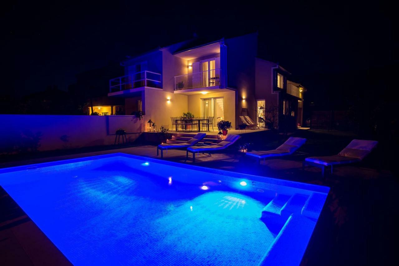 Villa Elysium - Beautiful Family House With Heated Pool Kaštela エクステリア 写真