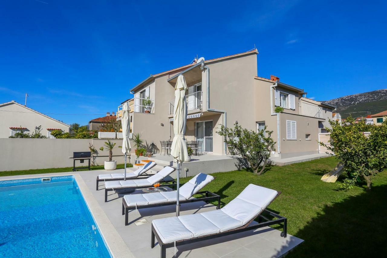 Villa Elysium - Beautiful Family House With Heated Pool Kaštela エクステリア 写真