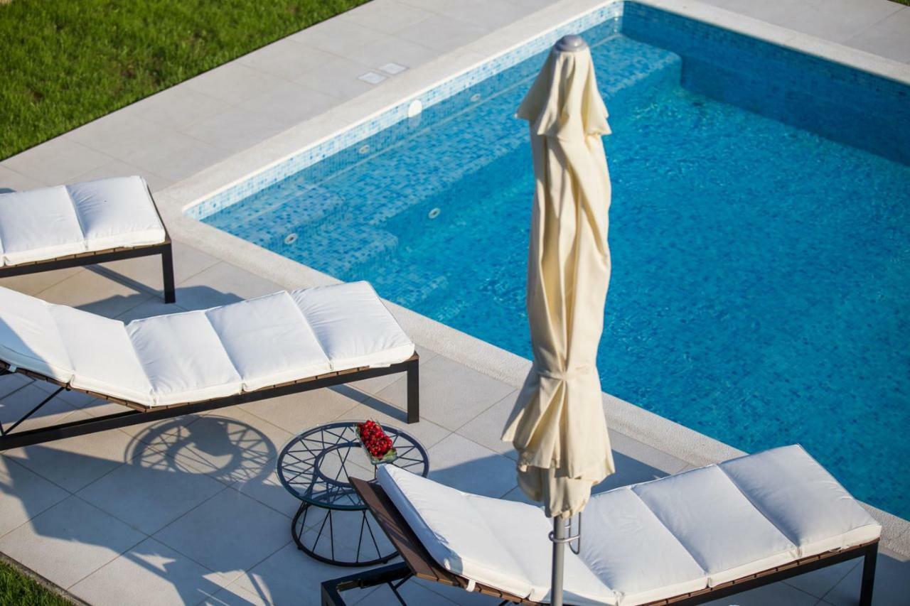 Villa Elysium - Beautiful Family House With Heated Pool Kaštela エクステリア 写真